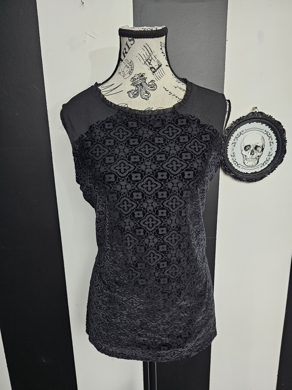 Burnout Velvet Victorian Black Lace-Pattern Sleeveless Tank